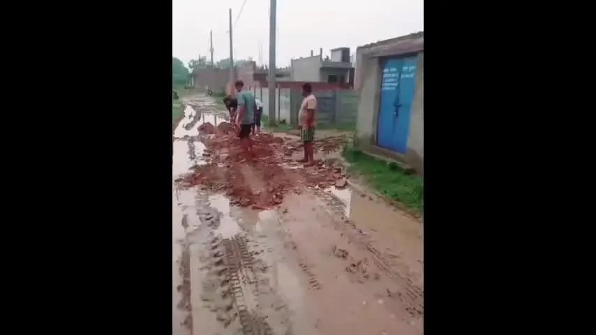 झांसी: वार्ड नंबर 15 टंकी के पीछे नगरा की सड़कों की बदहाली से राहगीरों को हो रही परेशानी