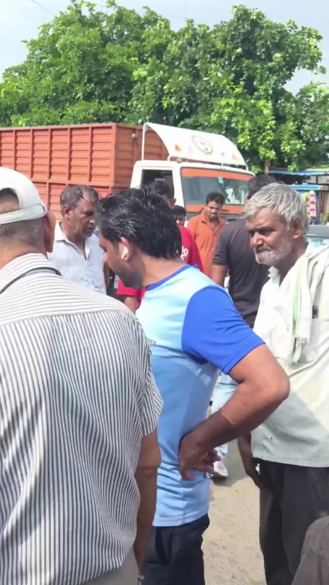 फरीदाबाद के सेक्टर 56 में हुआ भीषण एक्सीडेंट। स्विफ्ट की टक्कर से पलटी ट्रैक्टर-ट्रॉली, गाड़ी के उड़े परखच्चे।