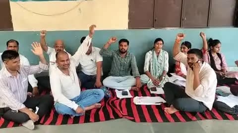 सासनी: लेखपालों ने तहसील में विभिन्न मांगों को लेकर नारेबाजी करते हुए धरना प्रदर्शन किया, मुख्यमंत्री के नाम सौंपा ज्ञापन