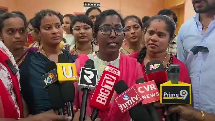 పలాస: విధుల్లో ఉండగానే బ్రెయిన్ స్ట్రోక్కు గురై డిజిటల్ అసిస్టెంట్ మృతి చెందిన ఘటన శ్రీకాకుళం జిల్లా ఇచ్చాపురం మండలంలో విషాదం