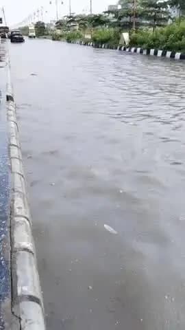 राजातालाब: मोहनसराय में बारिश के बाद सर्विस लेन पर जलभराव, राहगीरों को हो रही परेशानी
