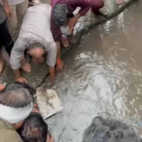 झांसी: झांसी में खुले नाले में गिरते-गिरते बचा डिलीवरी बॉय, बाइक और मोबाइल नाले में गिरे, वीडियो हुआ वायरल