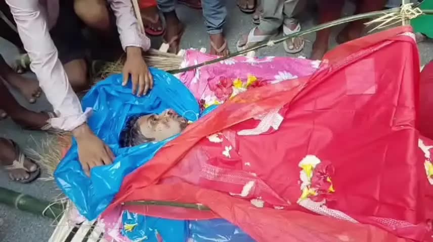 बेतिया: बेतिया लौरिया NH 727 बनकटवा के पास, पांच लाशों के साथ ग्रामीणों ने सड़क जाम किया