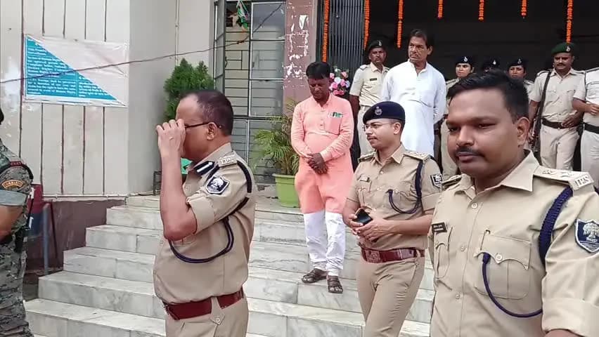 पंडौल: दरभंगा प्रमंडल के डीआईजी मनोज तिवारी ने सकरी थाना का औचक निरीक्षण किया