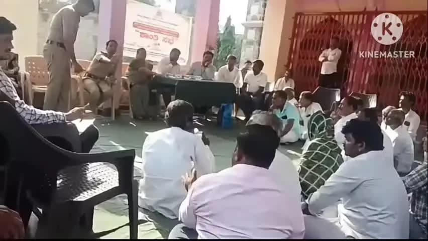 ತಾಳಿಕೋಟಿ: ಡೊಣಕನಾಳ ಗ್ರಾಮದಲ್ಲಿ ಮುಖಂಡರೊಂದಿಗೆ ಶಾಂತಿ ಸಭೆ ನಡೆಸಿದ ಪೊಲೀಸ್ ಅಧಿಕಾರಿಗಳು