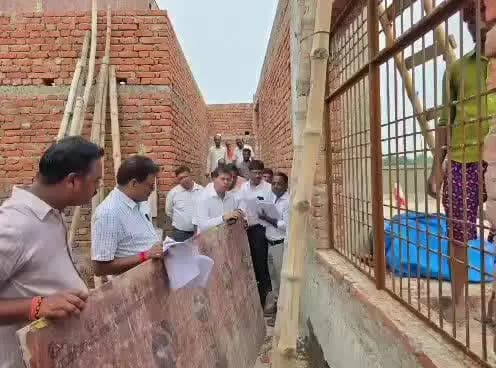 मऊ: मुख्य विकास अधिकारी ने निर्माणाधीन उत्सव भवन का निरीक्षण किया, कार्यों को मानक के अनुरूप पूर्ण कराने के दिए निर्देश