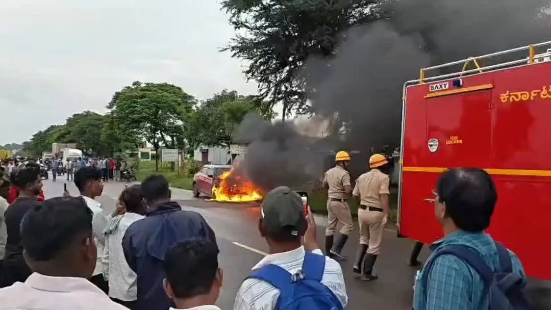 ಹುಕ್ಕೇರಿ: ಚಲಿಸುತ್ತಿದ್ದ ಕಾರನಲ್ಲಿ ಕಾಣಿಸಿಕೊಂಡ ಬೆಂಕಿ: ಸಂಕೆಶ್ವರ ಹೊರವಲಯದಲ್ಲಿ ನಡೆದ ಘಟನೆ