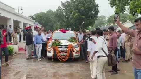 गोंडा: पुलिस कर्मियों ने SP विनीत जायसवाल की गाड़ी को धक्का लगाकर दी विदाई, विनीत जायसवाल बने एसपी सुल्तानपुर