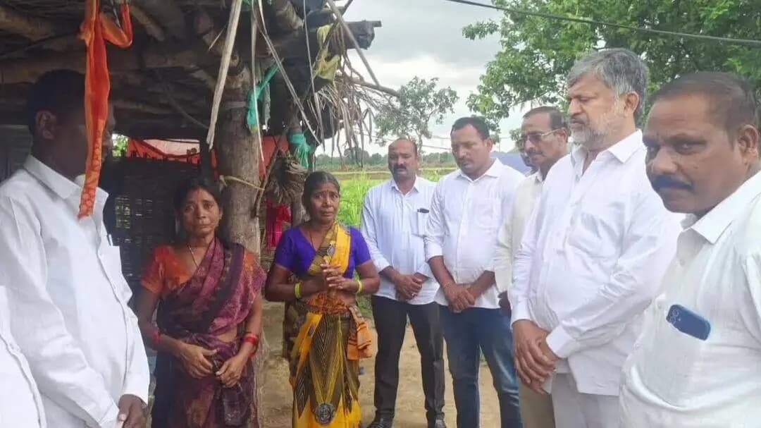 జగిత్యాల: అలకుంట రాజు ఇటీవల గల్ఫ్ దేశం దుబాయ్ లో ప్రమాదవశాత్తు మరణించగా వారి కుటుంబ సభ్యులను పరామర్శించిన ఎమ్మెల్సీ ఎల్. రమణ