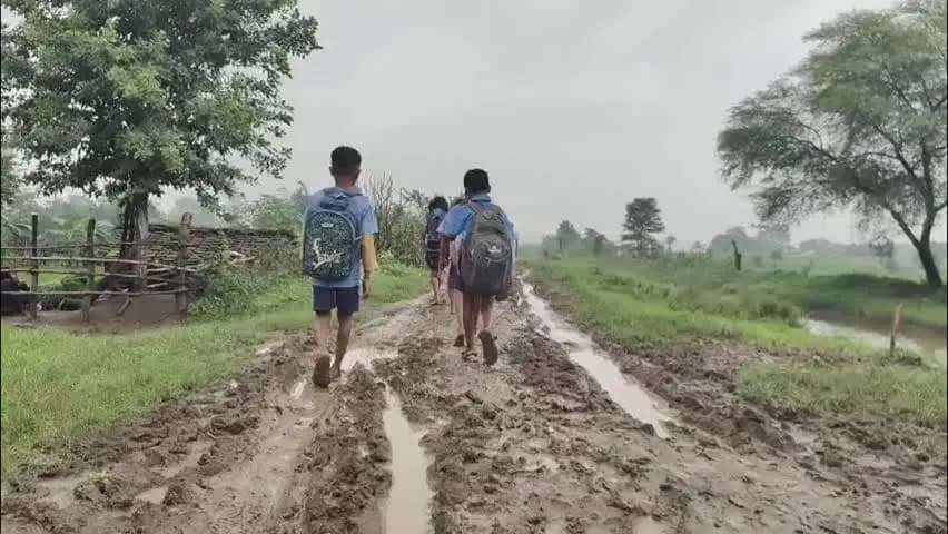 मंडला: मंडला के पचरू टोला में 20-25 सालों से नहीं बनी सड़क, बारिश में ग्रामीण परेशान