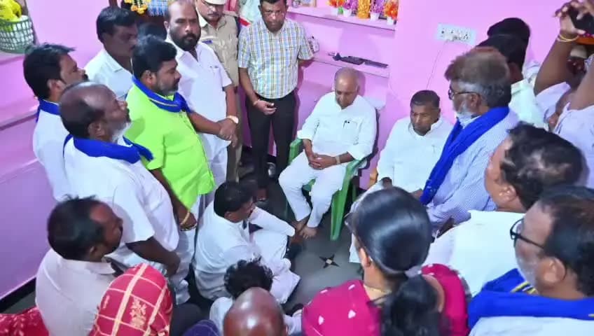ಮಾನ್ವಿ: ಹೊಕ್ರಾಣಿ ಗ್ರಾಮಕ್ಕೆ ಭೇಟಿ: ಸಂತ್ರಸ್ತ ಕುಟುಂಬಕ್ಕೆ ಧೈರ್ಯ ತುಂಬಿದ ಎನ್.ಎಸ್. ಬೋಸರಾಜು, ಹಂಪಯ್ಯ ನಾಯಕ