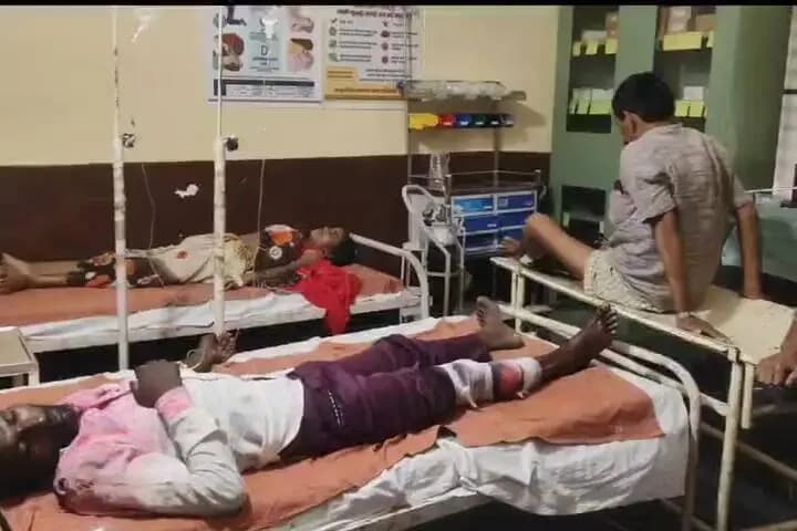 पटियाली: थाना गांव स्थित फायर स्टेशन के पास दो बाइकों में भिड़ंत, हादसे में पांच लोग हुए घायल