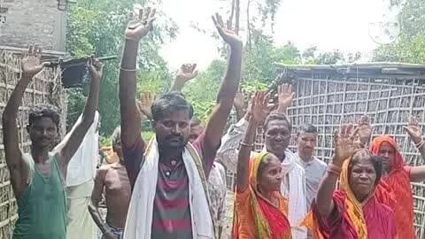 रानीगंज: सड़क निर्माण कार्य में अनियमितता को लेकर ग्रामीणों ने किया प्रदर्शन