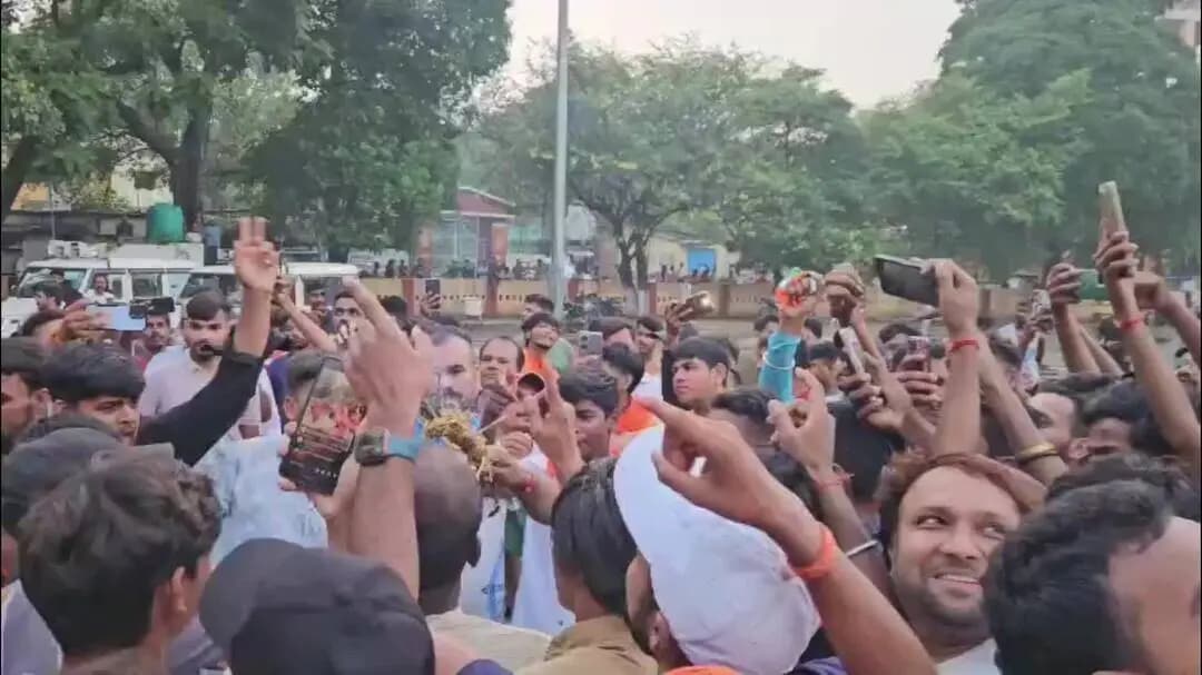 गिरिडीह: टावर चौक पर भारी पुलिस सुरक्षा के बीच भाजपा-आजसू कार्यकर्ताओं ने मुख्यमंत्री हेमंत सोरेन का पुतला फूंका