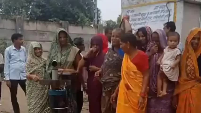 मुरैना नगर: शहर के वार्ड 20 में पेयजल संकट दूर, कांग्रेस नेता आशा वेपुरिया के प्रयासों से मिली सफलता, लोगों ने जताया आभार