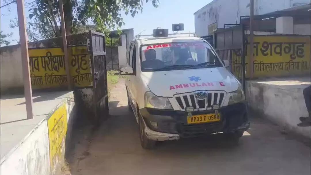 दतिया नगर: उपरायं गांव के पास तेज रफ्तार ट्रक ने बाइक को मारी टक्कर, मृतक युवक की हुई पहचान, किया गया पीएम
