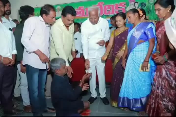 ఘన్పూర్ స్టేషన్: వేలేరు,ధర్మసాగర్ మండలాల్లోకొత్త డిజిటల్ స్మార్ట్ రేషన్ కార్డులను లబ్ధిదారులకు పంపిణీ చేసిన ఎమ్మెల్యే కడియం శ్రీహరి