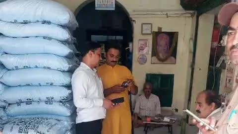 कोल: अलीगढ़ में चीनी की कालाबाज़ारी पर प्रशासन सख्त, चार व्यापारियों के स्टॉक की जांच की गई