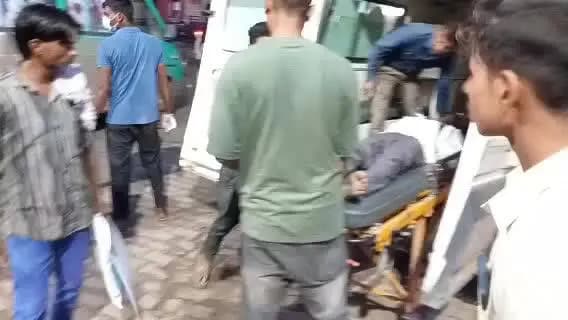 सीतापुर: पिराई नदी के पास तेज रफ्तार दो मोटरसाइकिलों की जोरदार टक्कर में तीन लोग गंभीर रूप से घायल, इलाज जारी