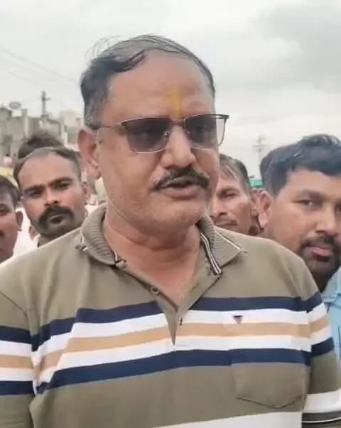 કવાંટ: કવાટ નગર માં રસ્તા વચ્ચેના પાકા-કાચા દબાણો તંત્ર દ્વારા દૂર