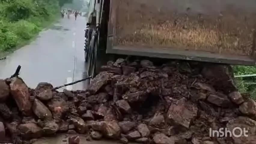 बंडा: उल्दन बांध ओवरफ्लो प्रारंभ, मार्ग डूबने पर व्यपवर्तित मार्गों का चयन करने प्रशासन की अपील