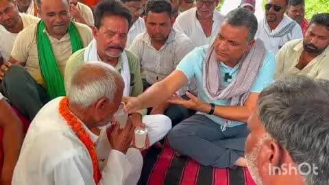 दुर्गावती: पिपरी पुल के पास सड़क निर्माण के लिए आमरण अनशन पर बैठे ग्रामीणों का सांसद ने जूस पिलाकर अनशन समाप्त कराया