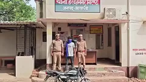 जमुनहा: पुलिस ने थाना हरदत्त नगर गिरन्ट से बाइक चोरी करने वाले एक अभियुक्त को किया गिरफ्तार