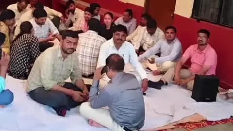 मनकापुर: अयोध्या में लेखपाल पर कार्रवाई के विरोध में मनकापुर में किया गया धरना
