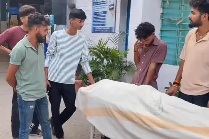 हलसी: हलसी थाना क्षेत्र के पश्चिम गिद्धा गांव के समीप सड़क हादसे में बाइक सवार की मौत, 2 अन्य घायल