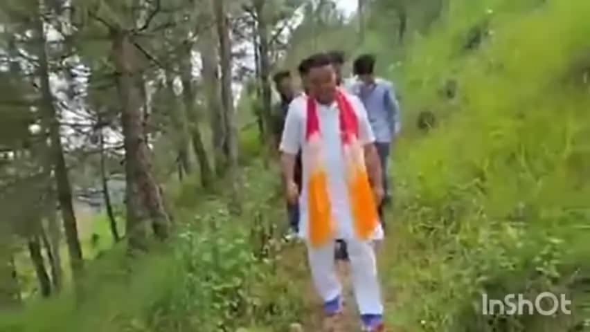 रामगढ़: झूतिया गांव पहुंचे कैबिनेट मंत्री राम सिंह कैड़ा, ग्रामीणों का हाल जाना