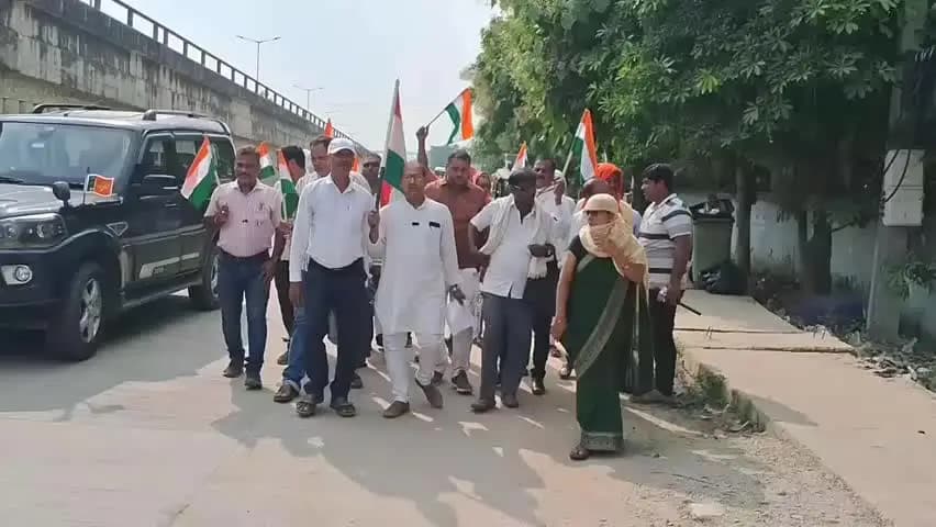 मोहनिया: वेतन न मिलने से नाराज शिक्षकों ने निकाला आक्रोश मार्च, कहा- कर्ज लेकर चला रहे घर