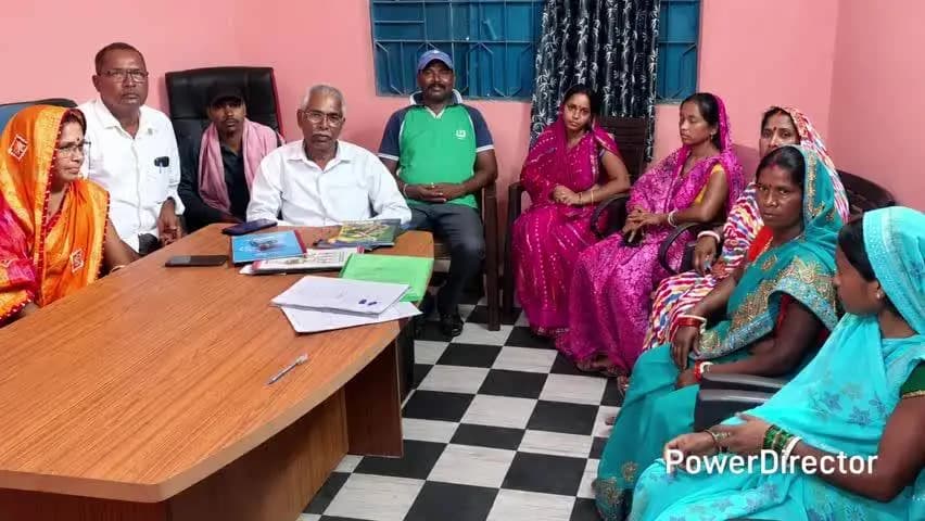 सारवां: पहारिया पंचायत भवन में मुखिया की अध्यक्षता में कार्य कारिणी की बैठक प्राथमिकता के आधार पर योजनाओं का चयन