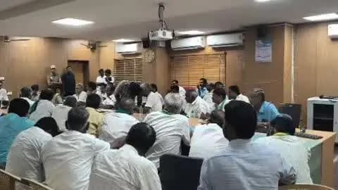 திருப்பூர் தெற்கு: உயிரே போனாலும் விளை நிலங்களை விட்டு தர மாட்டோம் கலெக்டர் அலுவலகத்தில் அமைச்சர் முன்னிலையில் விவசாயிகள் உறுதி