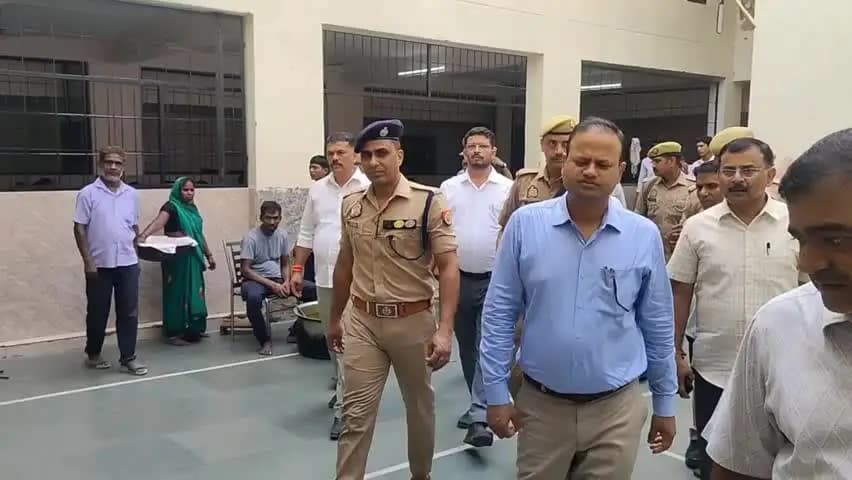 आज़मगढ़: डीएम-एसपी बच्चों के बीच बैठकर चखा भोजन, खेल मैदान का ऐलान होते ही मूसेपुर सर्वोदय विद्यालय में तालियों से गूंज उठा