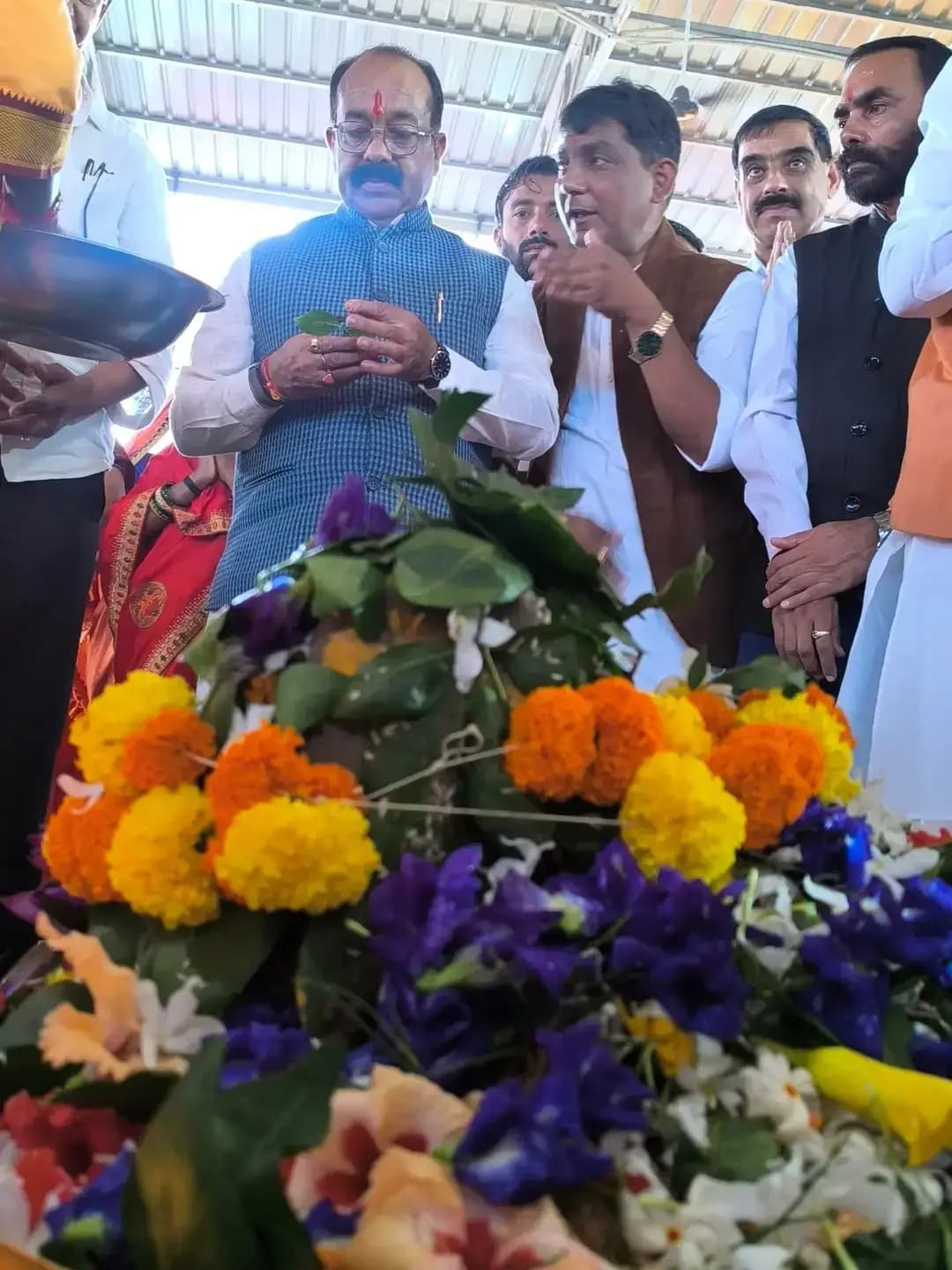 महादेव की भक्ति में डूबा महासमुन्द
पावन श्रावण मास में विशाल मेगा मार्ट परिसर, महासमुन्द में आयोजित महारुद्राभिषेक एवं हवन-पूजन में उप मुख्यमंत्री श्री अरुण साव शामिल हुए। उन्होंने विधि-विधान से भगवान शिव का रुद्राभिषेक कर प्रदेशवासियों के सुख, शांति, समृद्धि और खुशहाली की मंगलकामना की। इस अवसर पर विधायक श्री योगेश्वर राजू सिन्हा सह परिवार, पूर्व राज्य मंत्री श्री पूनम चंद्राकर, पूर्व सांसद श्री चुन्नी लाल साहू,पूर्व विधायक डॉ विमल चोपड़ा, श्री येतराम साहू, नगर पालिका उपाध्यक्ष श्री देवी चंद राठी सहित जनप्रतिनिधि, वरिष्ठ पदाधिकारी, कार्यकर्ता एवं बड़ी संख्या में श्रद्धालु उपस्थित थे।
#Mahadev #Rudrabhishek #bholenath #chhatttisgarh
#mahasamund