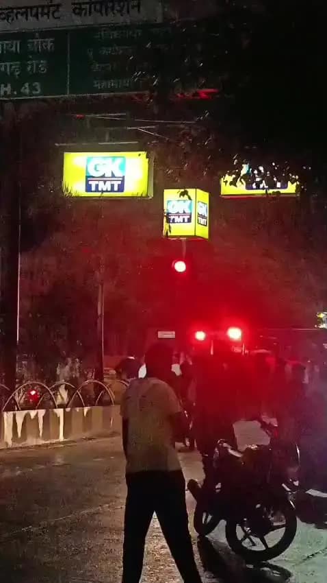 अंबिकापुर: बंगाली चौक में भीषण सड़क हादसा हुआ। ट्रक की चपेट में आने से एक महिला की मौत हो गई।
हादसे के बाद मौके पर भीड़