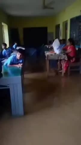 कटनी नगर: लापरवाही की क्लास शासकीय माध्यमिक शाला हीरापुर कौड़िया जलमग्न, बेंच-टेबल पर बैठकर पढ़ने को मजबूर छात्र