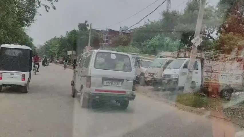 भरथना: लखना कस्बे में बिना स्कूल नाम की ओमनी में बच्चों की सवारी