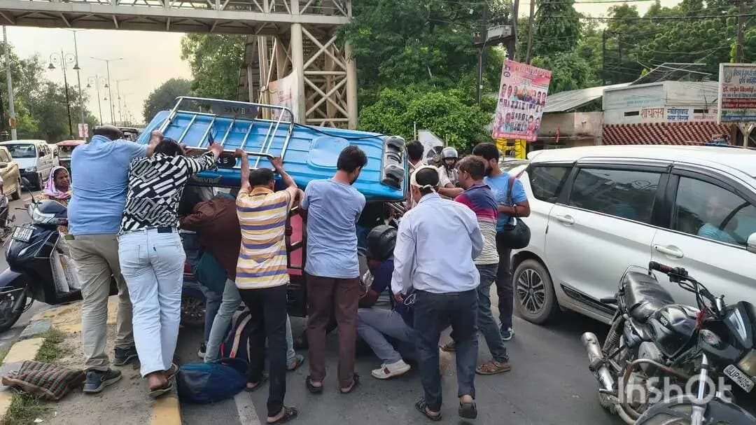 गाज़ियाबाद: पटेल नगर के पास चलती ई-रिक्शा पलटी, हादसे में चालक नीचे दबा