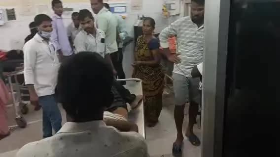 सीतापुर: ब्रमोला ग्राम पंचायत के पास तेज रफ्तार अज्ञात वाहन और मोटरसाइकिल की टक्कर में एक व्यक्ति गंभीर रूप से घायल