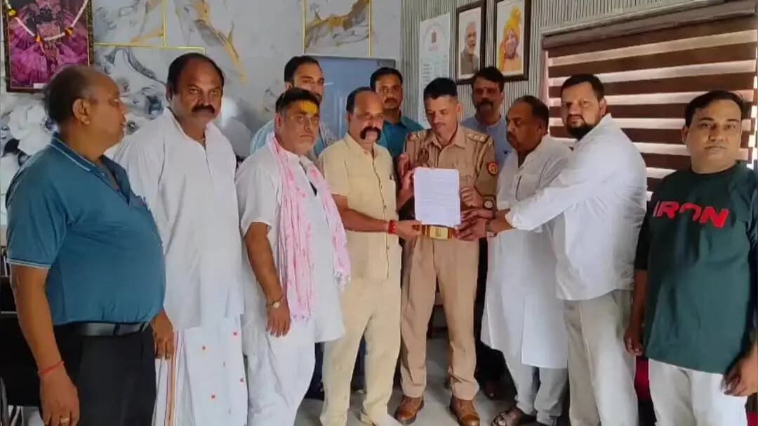 मथुरा: आरक्षी सुनील कुमार के निलंबन को लेकर सामाजिक संगठनों ने कप्तान को सौंपा ज्ञापन, निष्पक्ष जांच की मांग की