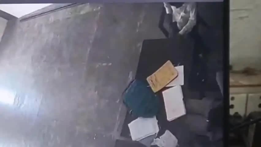 झांसी: अयोध्या में लेखपाल को फंसाने का आरोप, झांसी में लेखपालों ने किया प्रदर्शन, सीसीटीवी में देखें सच्चाई