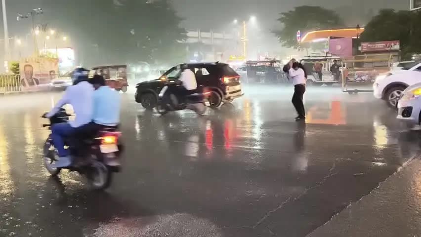 सदर: दो दिनों से पड़ रही भीषण गर्मी और तपिश से लोगों को मिली राहत, शाम को हुई झमाझम बारिश