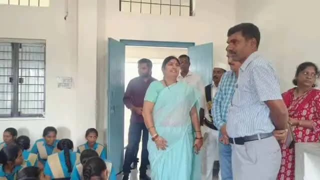ధర్మపురి: కథలాపూర్ మం.మోడల్ స్కూల్లో మధ్యాహ్న భోజనం, హాస్టల్ను తనిఖీ చేసిన స్థానిక సంస్థల అదనపు కలెక్టర్ రాజగౌడ్
