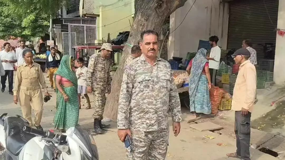 मथुरा: मथुरा-वृंदावन में नगर निगम का बुलडोजर अतिक्रमण पर, सड़क किनारे कब्जे हटाए गए