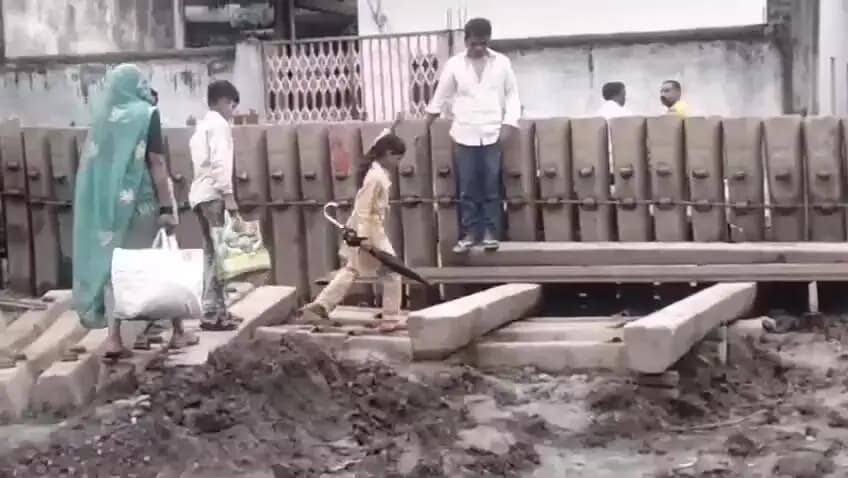 बीना: पश्चिम रेलवे कॉलोनी में रेलवे ने बंद किया बरसों पुराना रास्ता, लोगों का फूटा गुस्सा