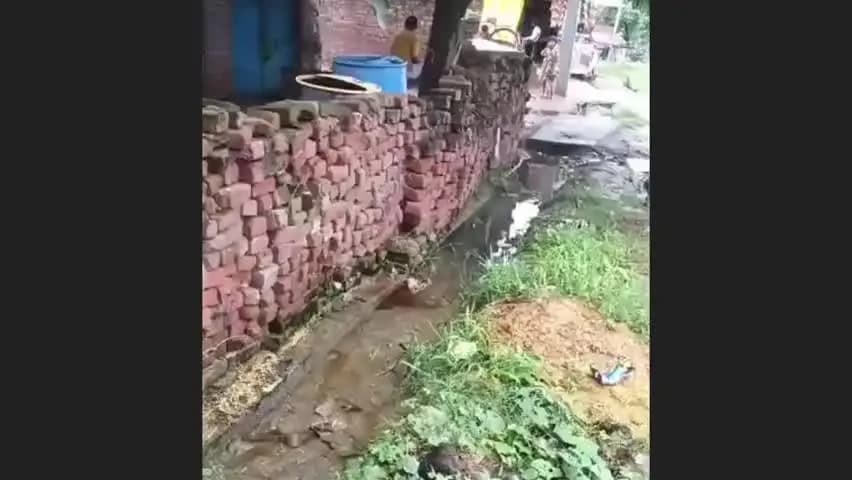 ताखा: आनंदपुर ऊसराहार मार्ग के किनारे नालियों की दो साल से सफाई नहीं हुई, ग्रामीणों में रोष