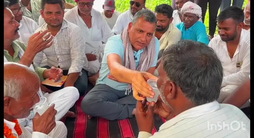 भभुआ: कैमूर जिले के पिपरी पुलिया के पास, सांसद सुधाकर सिंह ने ग्रामीणों का आमरण अनशन रस पिलाकर समाप्त कराया