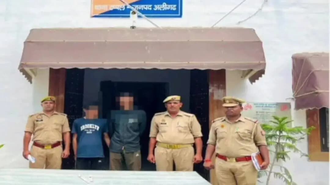 खैर: टप्पल पुलिस का बड़ा एक्शन: चोरी की बाइक और दो अवैध चाकू के साथ दो आरोपियों को किया गिरफ्तार