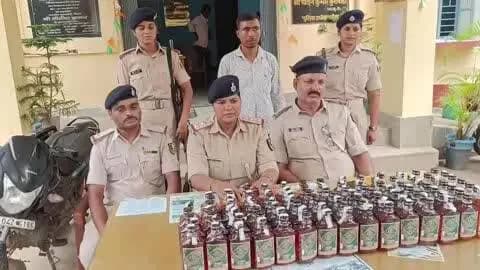 रजौन: टेकनी के पास रजौन पुलिस ने 102 बोतल शराब के साथ महिला-पुरुष को गिरफ्तार किया